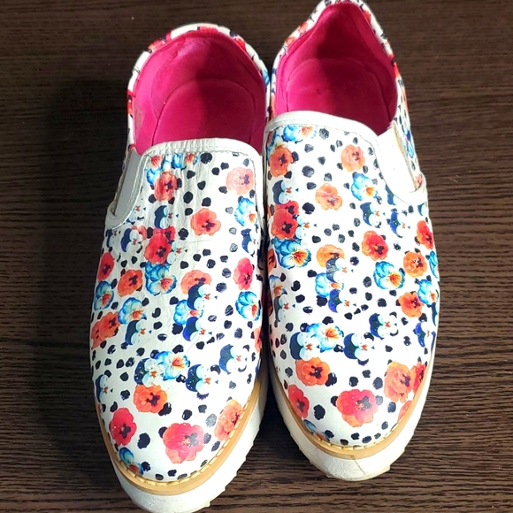 Sneakers sz 7 - Picture 1 of 5